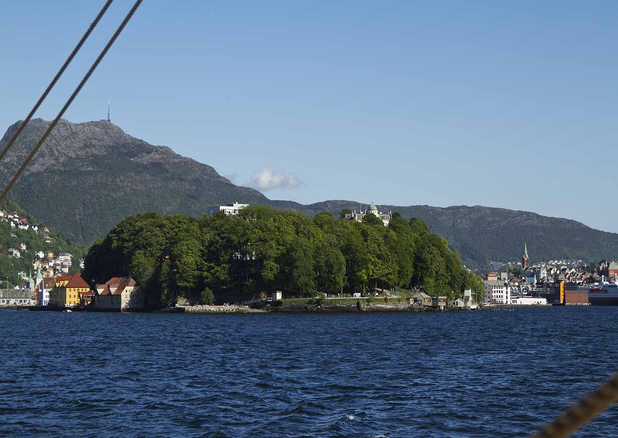 How to Avoid Tourist Crowds in Bergen? Local Insights on Hidden Gems